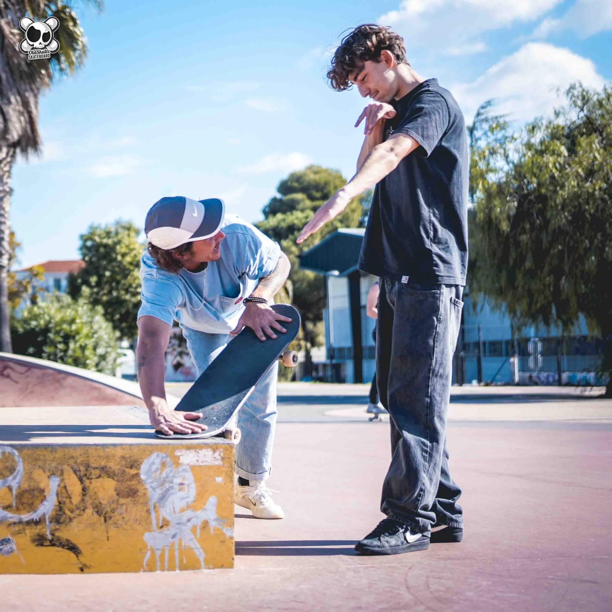 Max accompagne un jeune skater à placer son corps sur la planche